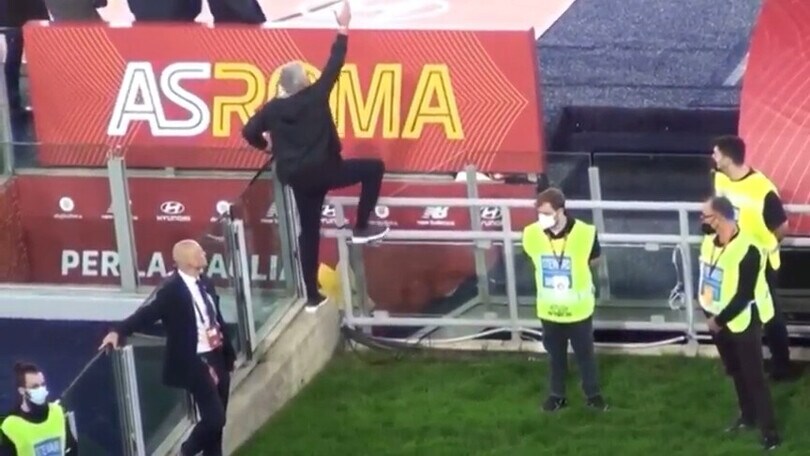Mourinho scatenato in tribuna: ecco come guida la squadra dopo l’espulsione