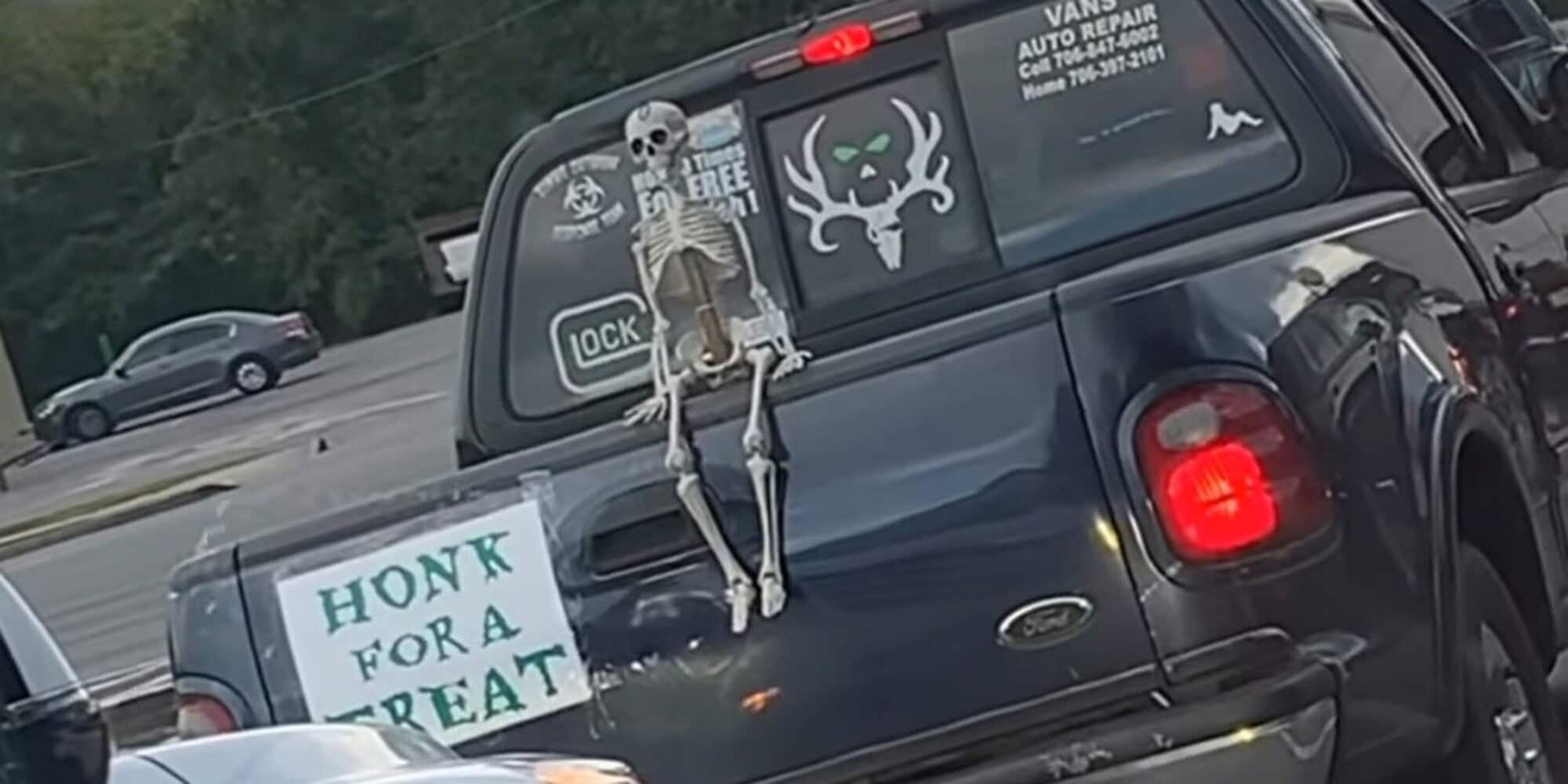 Uno scheletro sulla Ford F-150, lo scherzo di Halloween dagli Usa
