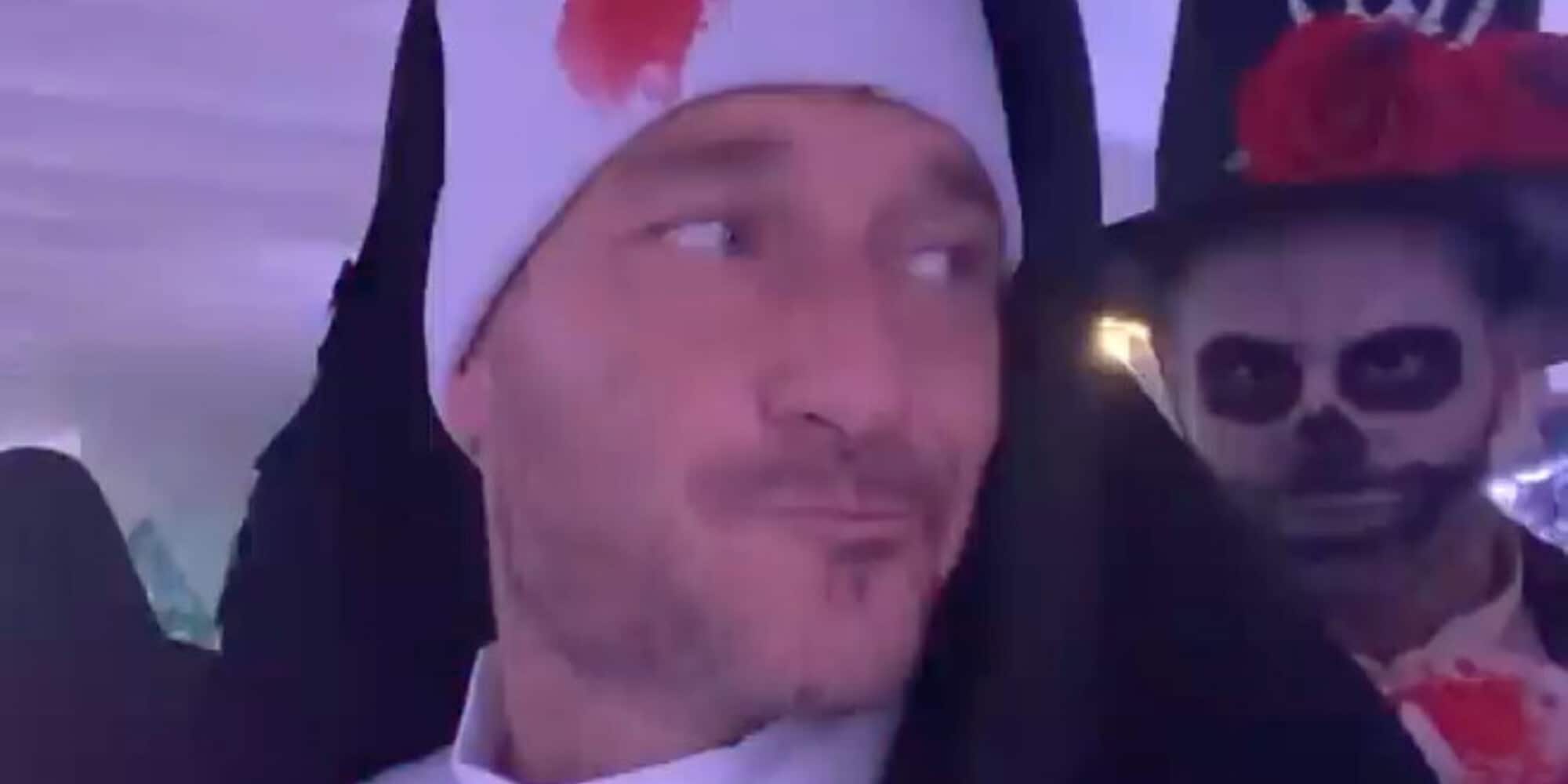 Totti si traveste da suora horror: ecco la sua festa Halloween