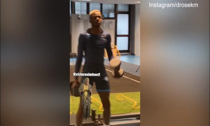 Osimhen, balletto in allenamento