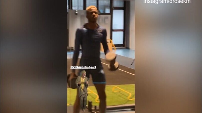 Osimhen, balletto in allenamento