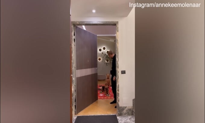 De Ligt e i cani salutano Anne