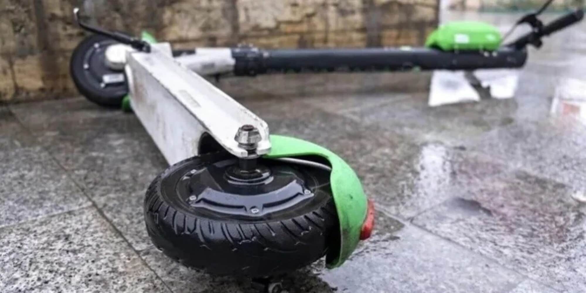 Roma, monopattino finisce contro un'auto dei carabinieri