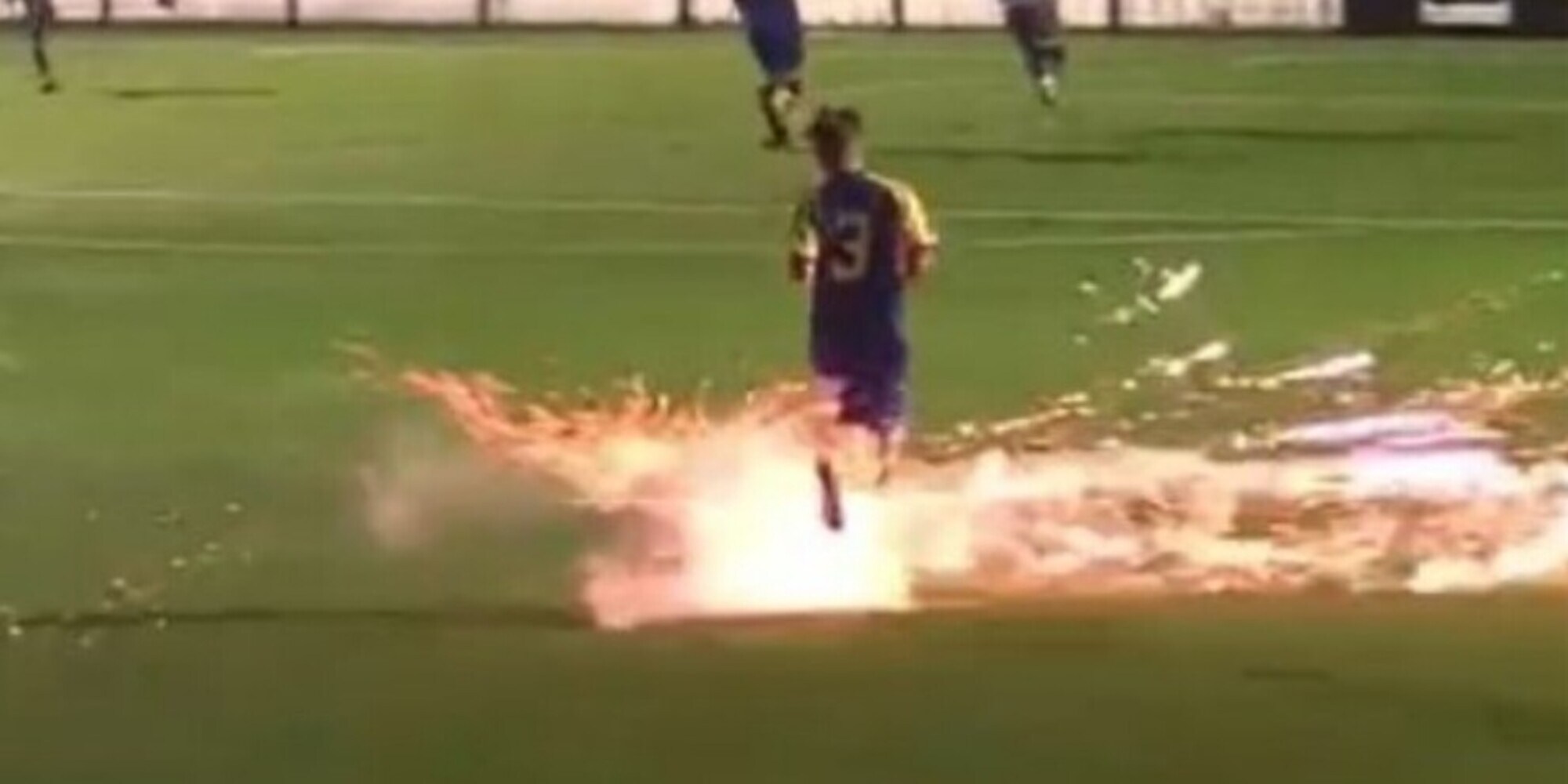 Inghilterra, fuoco d'artificio colpisce calciatore: match sospeso