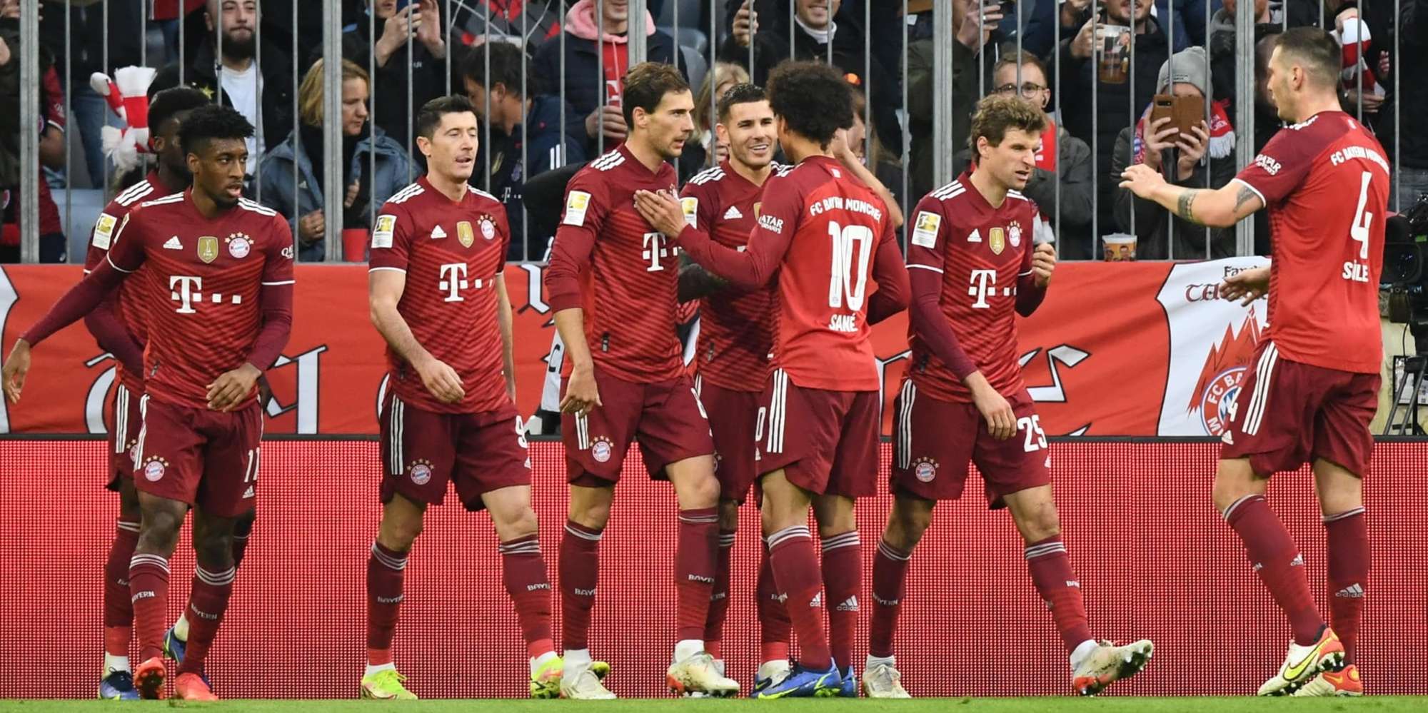 Bundesliga, si riparte con l'anticipo Augsburg-Bayern