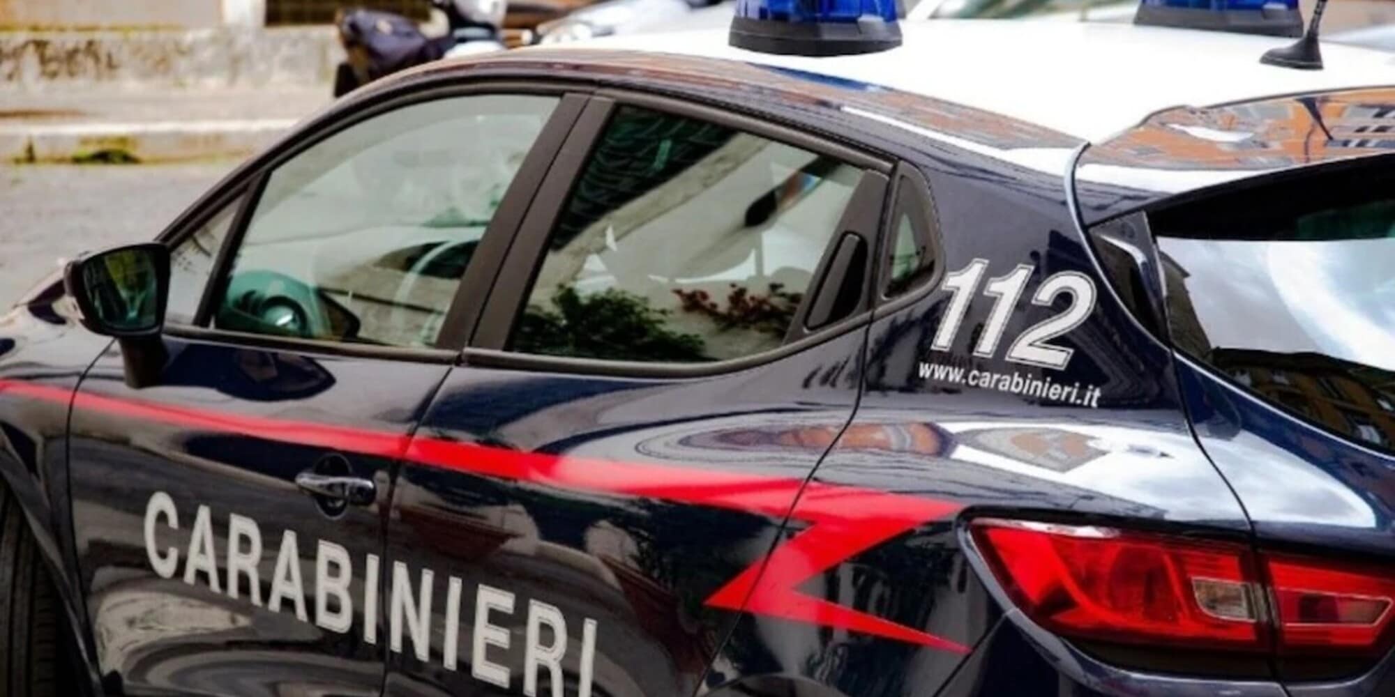 Va in caserma senza casco e senza patente: si becca una multa salatissima