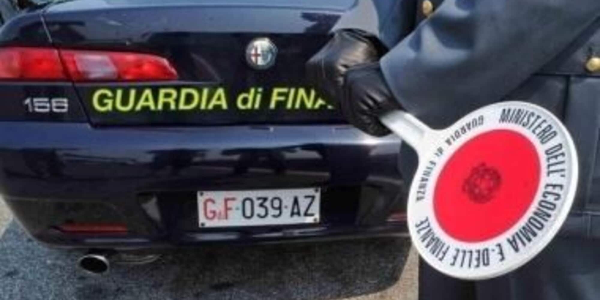 Per evitare il sequestro moto, mostra un tesserino falso della Finanza ma...