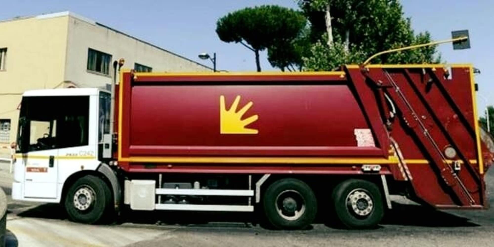 Lavori in nero con il furgone aziendale senza patente: licenziato il "furbetto" AMA