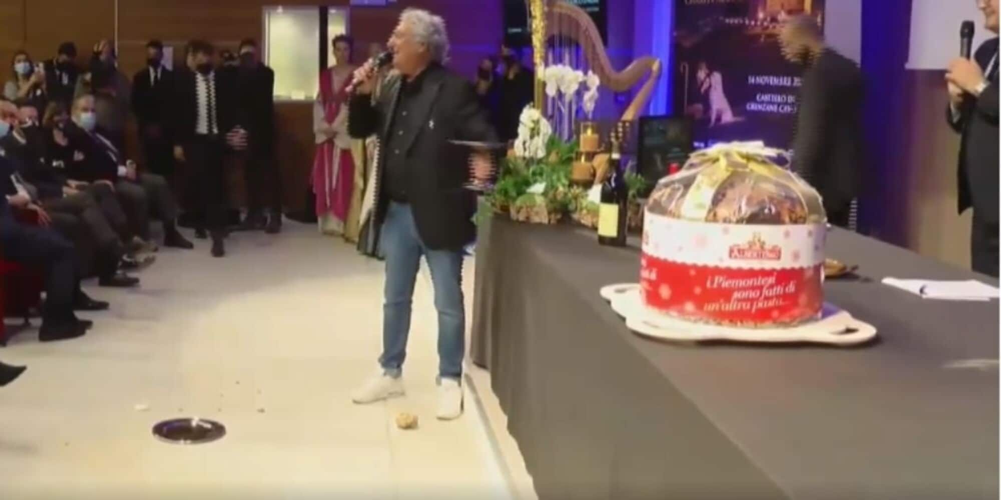 Enzo Iacchetti fa cadere un tartufo da 5mila euro durante un'asta