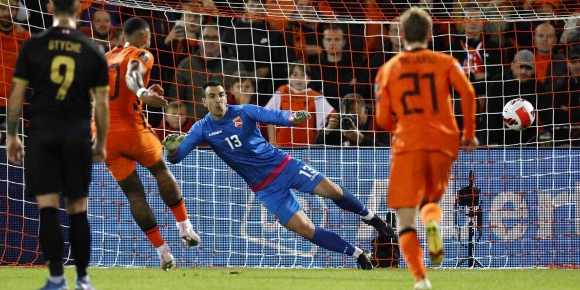Gibilterra, l'insegnante di sostegno che ha stregato Depay: "Fai il cucchiaio"