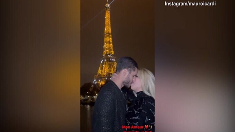 Icardi-Wanda Nara, bacio sotto la Tour Eiffel