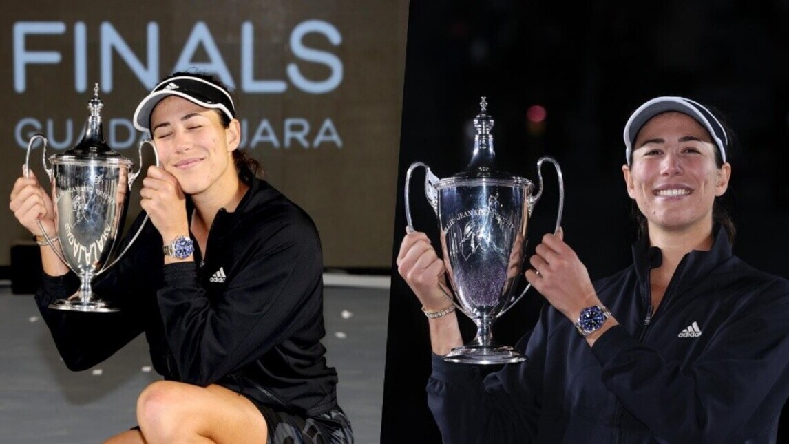 Garbine Muguruza posa con la coppa delle Wta Finals