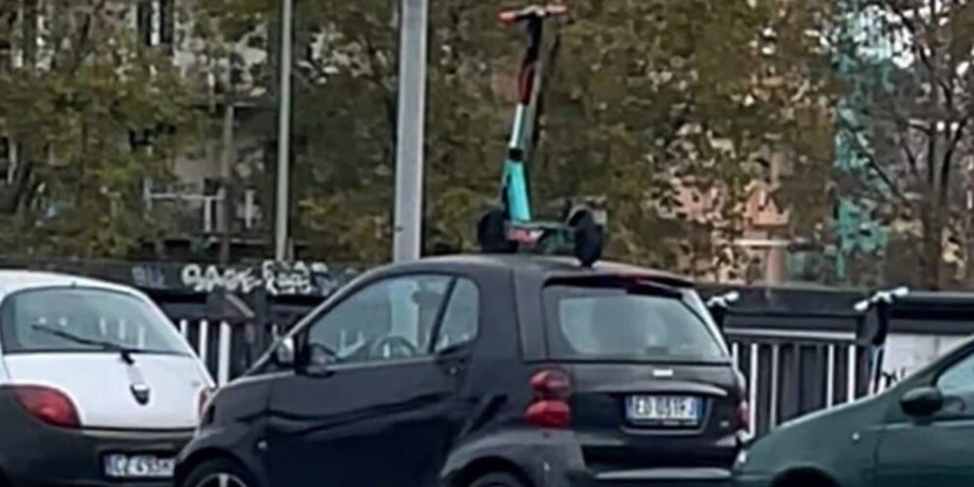 Roma, monopattino elettrico sul tetto di una Smart: la foto è virale