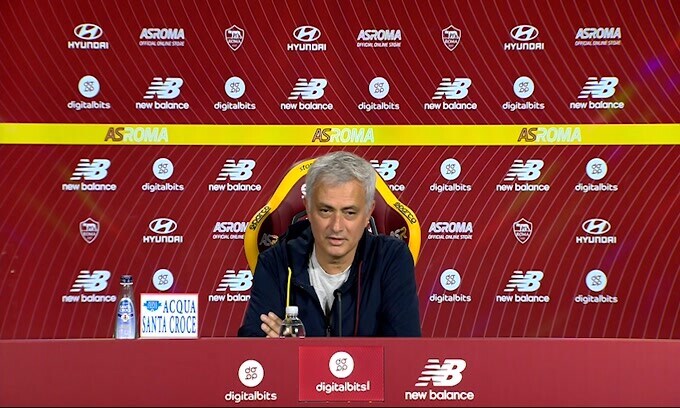 Mourinho ai giornalisti: "Vediamo chi è il più bravo"