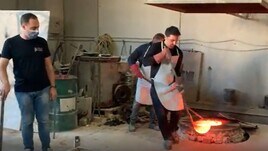 Statua di Maradona, De Laurentiis a Nola per l'ultima colatura di bronzo