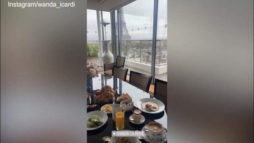 Wanda e Mauro, dolce risveglio a Parigi con vista Tour Eiffel