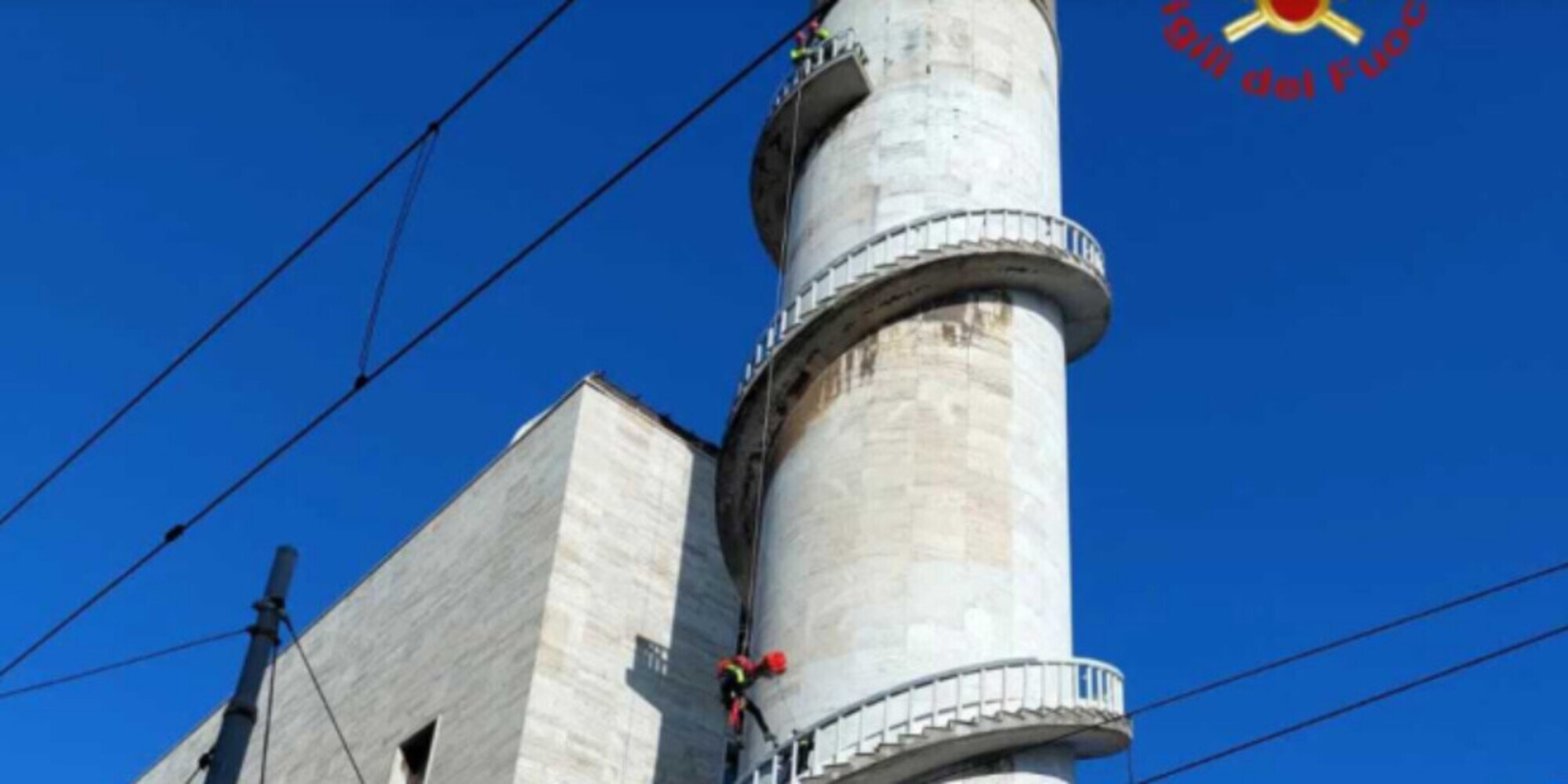 Tragedia a Roma: 21enne sale su una torre e muore