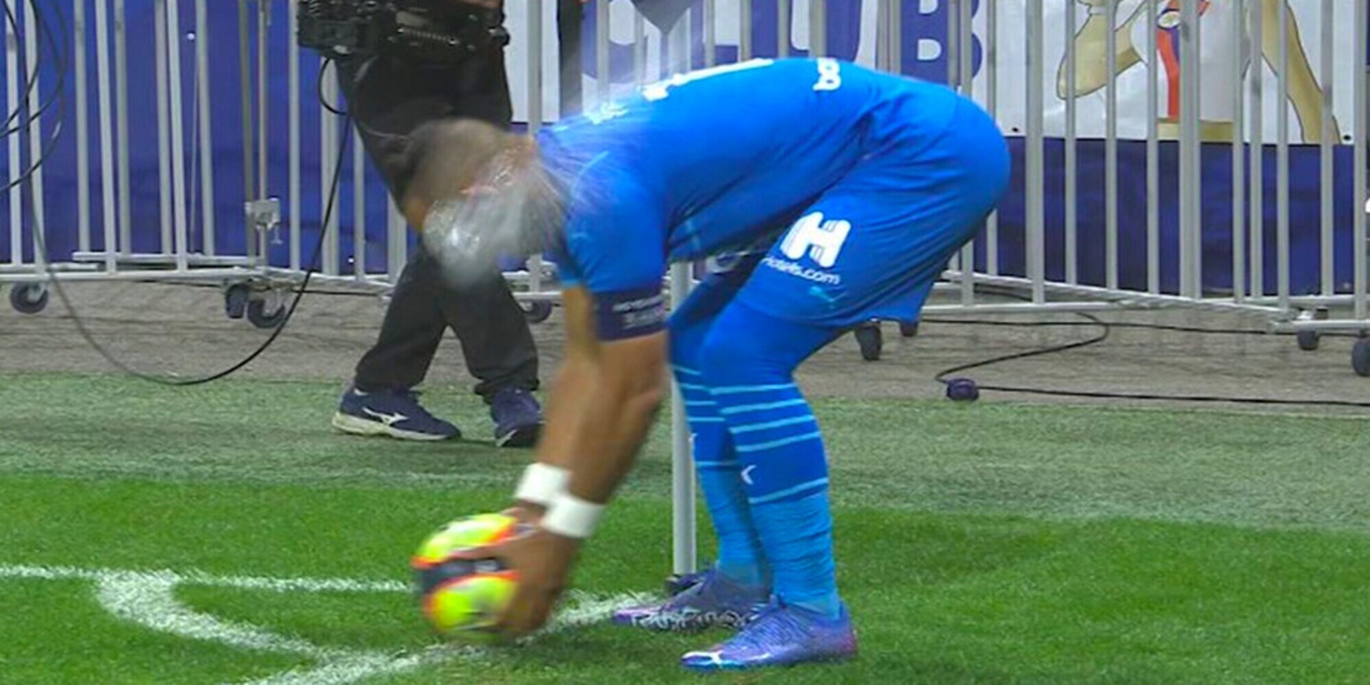 Incredibile a Lione, Payet colpito alla testa: sospesa la gara col Marsiglia