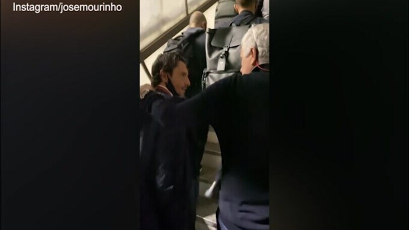 La Roma torna a casa, Mourinho filma la partenza