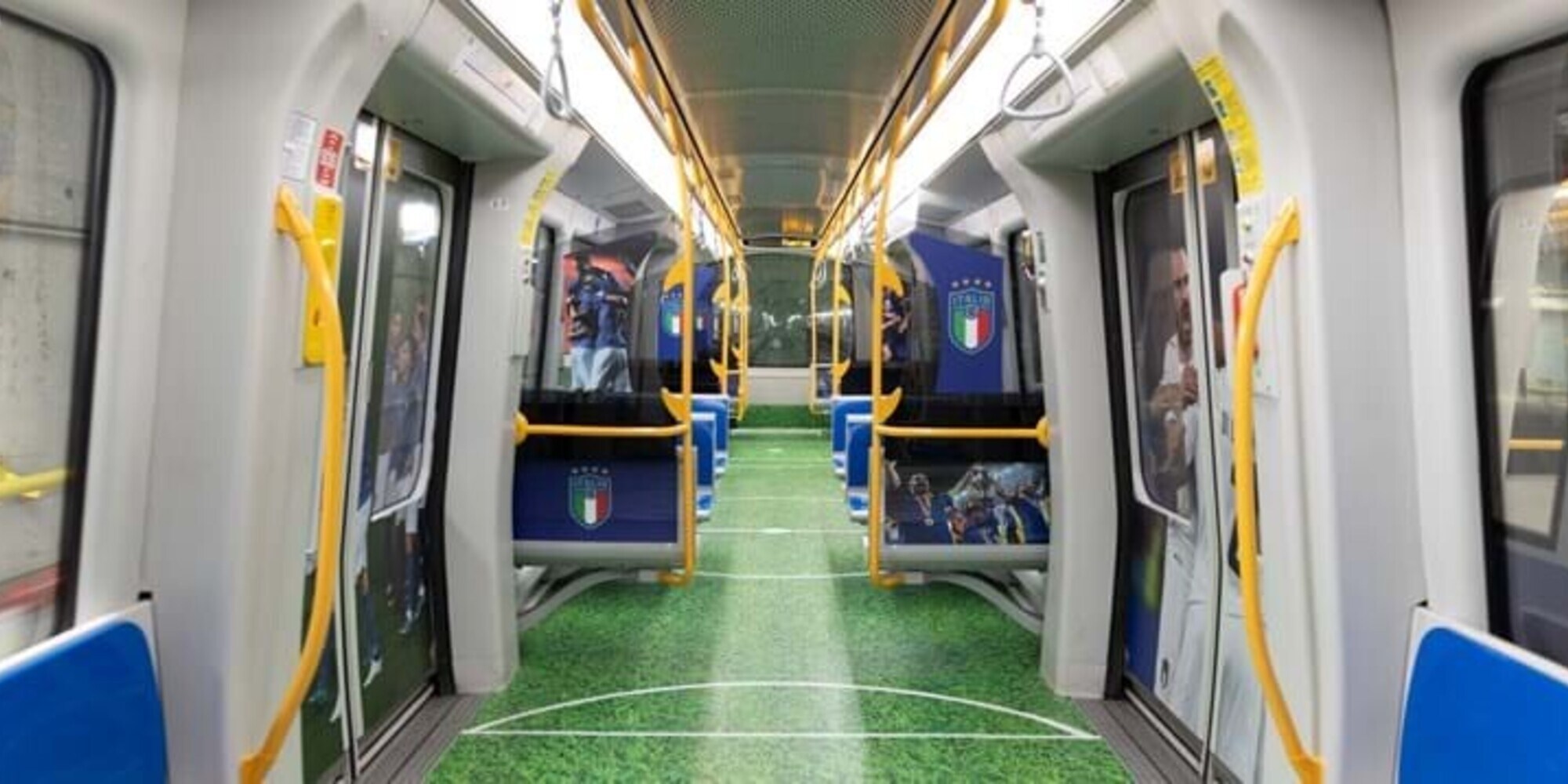 Milano, la metro si tinge d'Azzurro per l'Italia di Mancini campione d'Europa