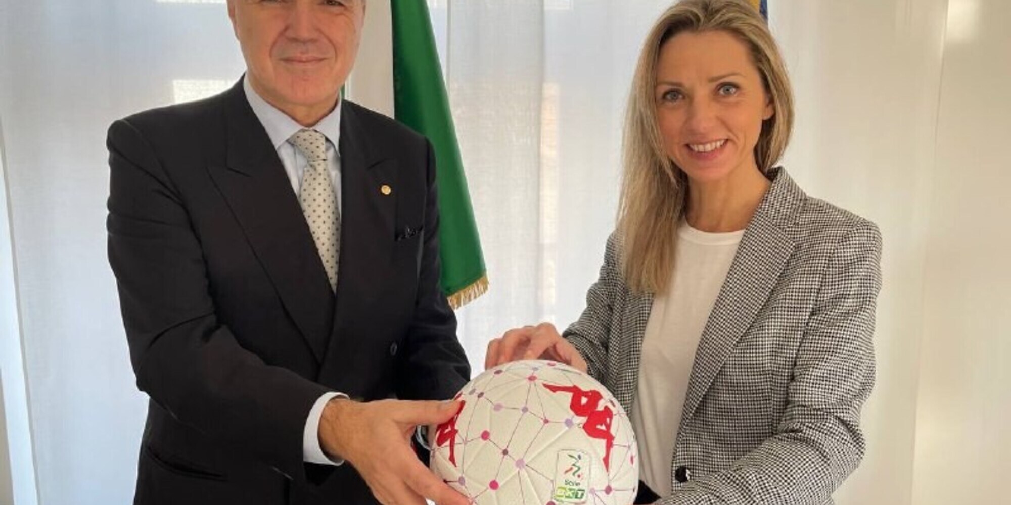 Violenza di genere, Balata consegna alla Vezzali il pallone speciale della 14ª giornata