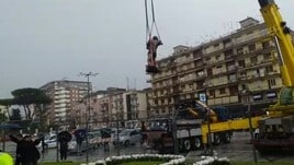 Napoli, la statua di Maradona posizionata davanti allo stadio