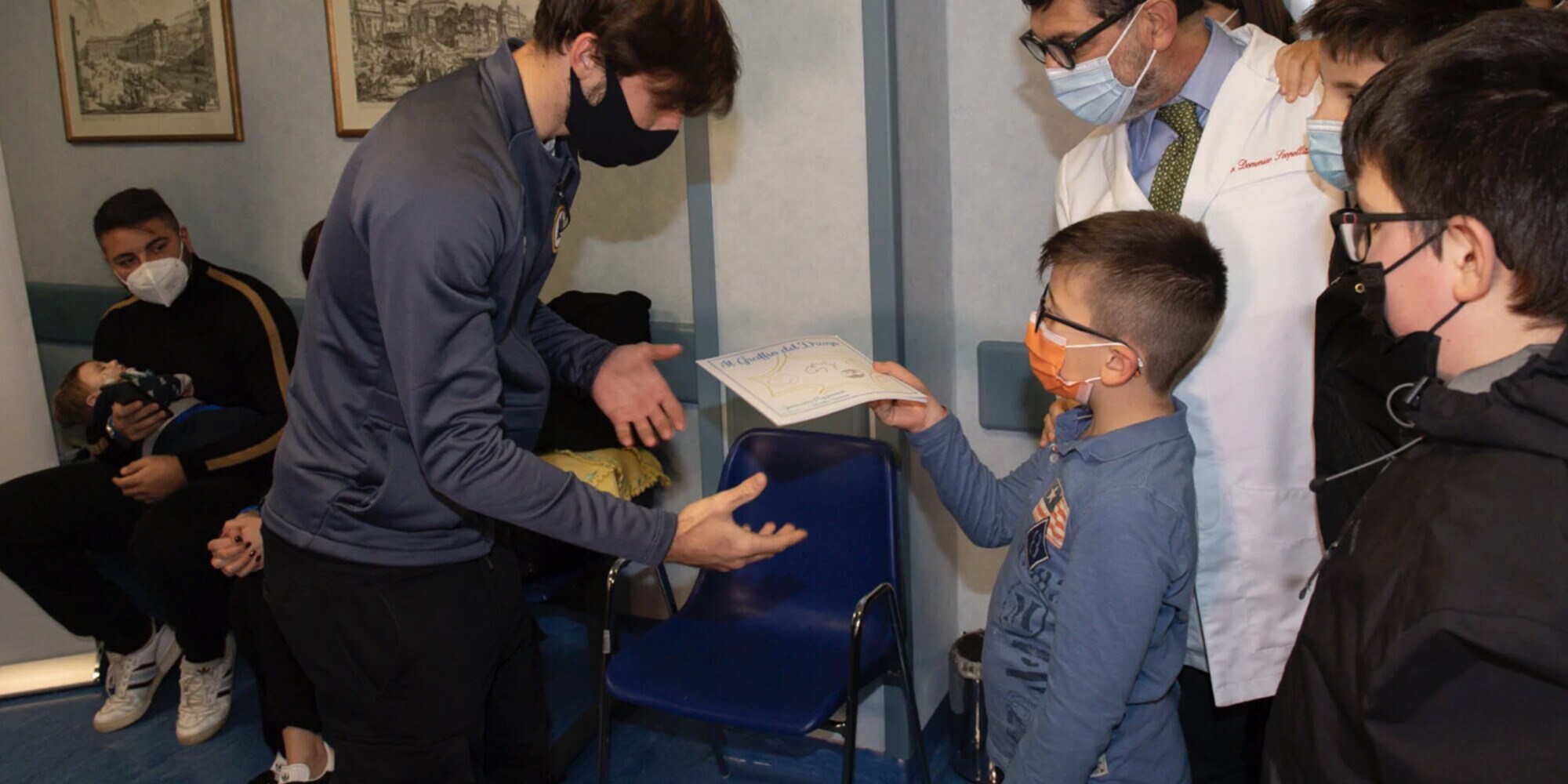 Roma, Viña cuore d'oro: porta giocattoli ai bambini del San Filippo Neri