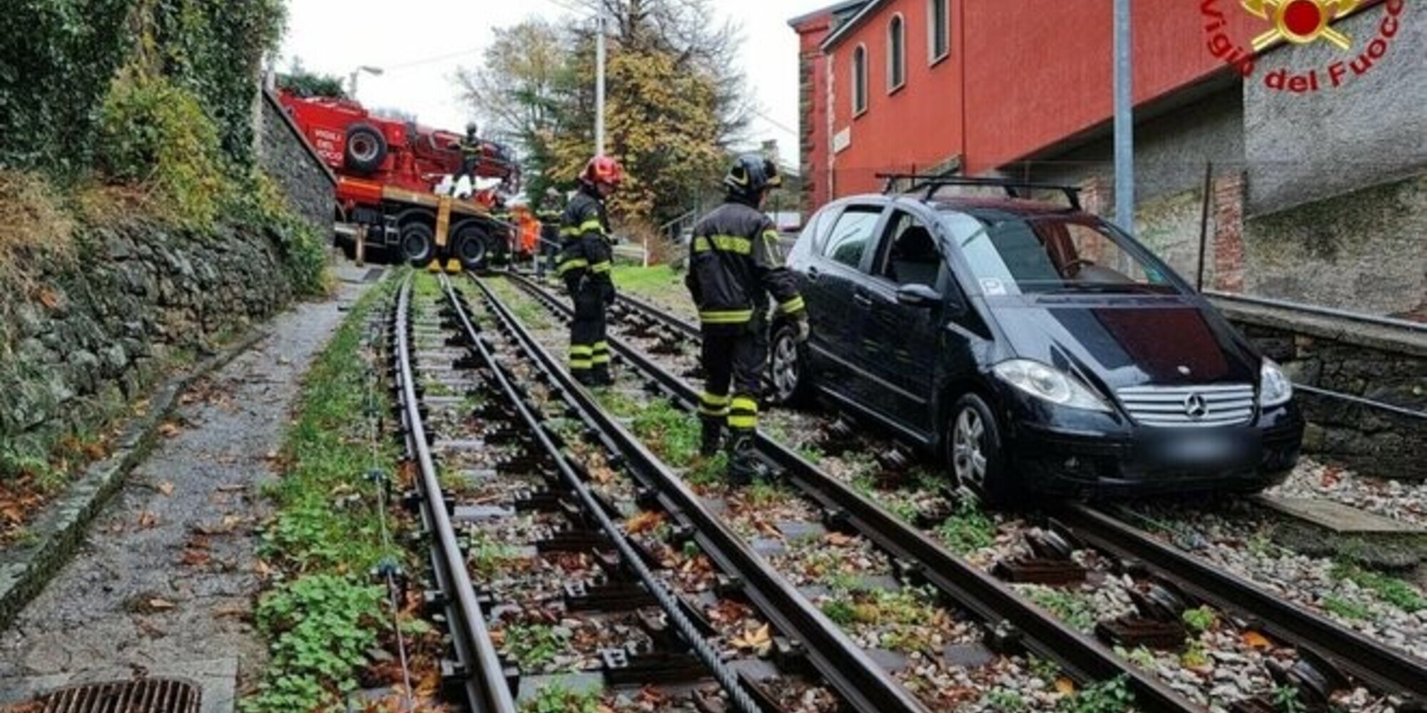 Trieste, bloccato con l'auto sulle rotaie del tram: intervengono i pompieri