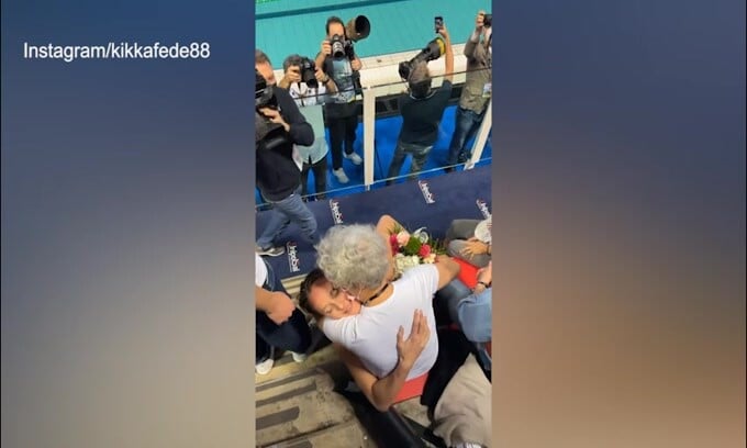Federica Pellegrini si ritira, l'abbraccio con la mamma