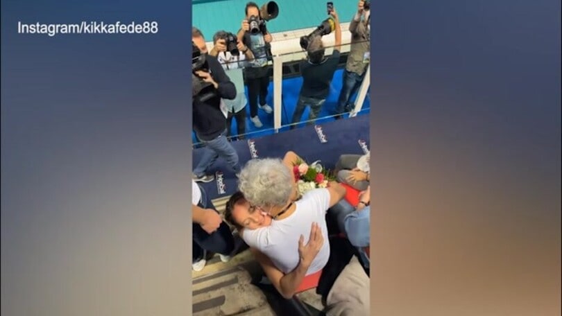 Federica Pellegrini si ritira, l'abbraccio con la mamma