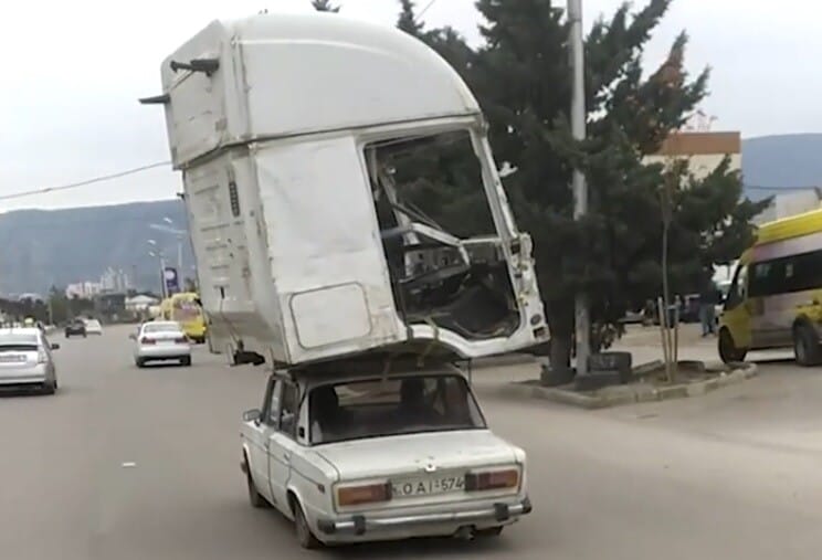 Clamoroso in Georgia: c'è una Fiat 124 che trasporta la cabina del camion?