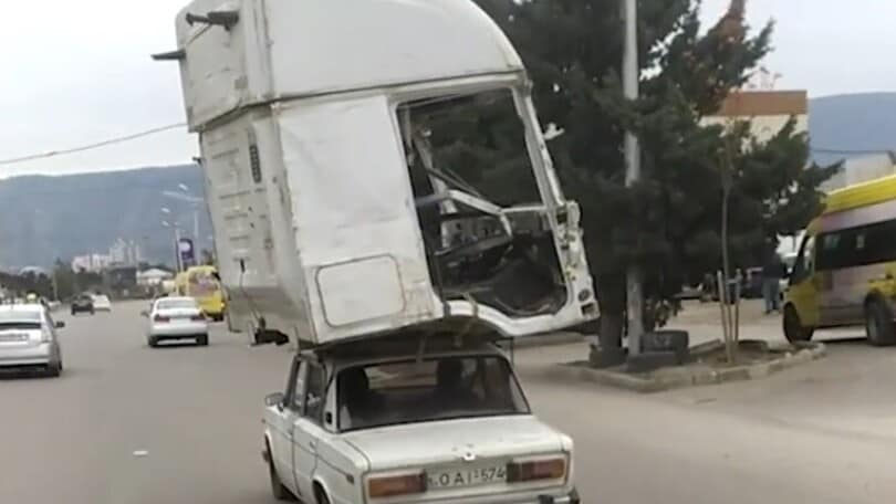 Clamoroso in Georgia: c'è una Fiat 124 che trasporta la cabina del camion?