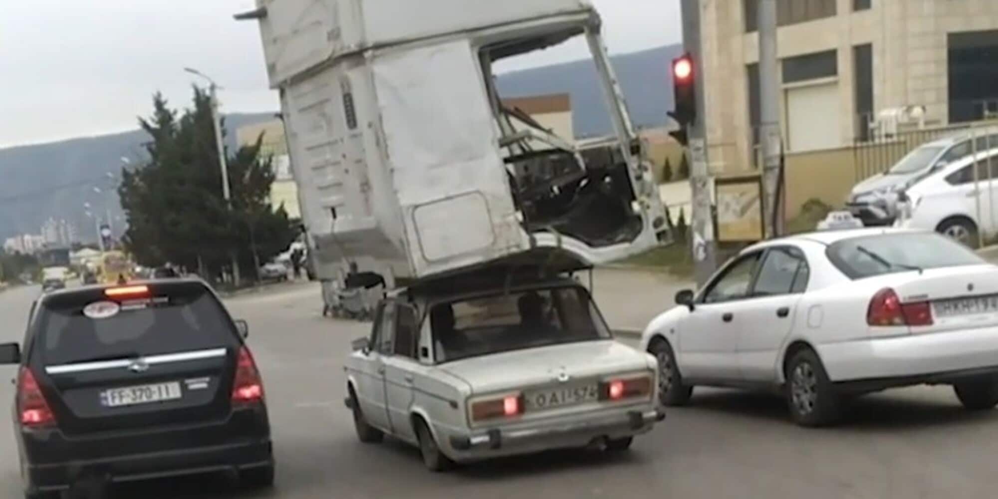 Una Fiat 124 inossidabile: ma come fa a caricarsi sul tetto la cabina del camion? VIDEO