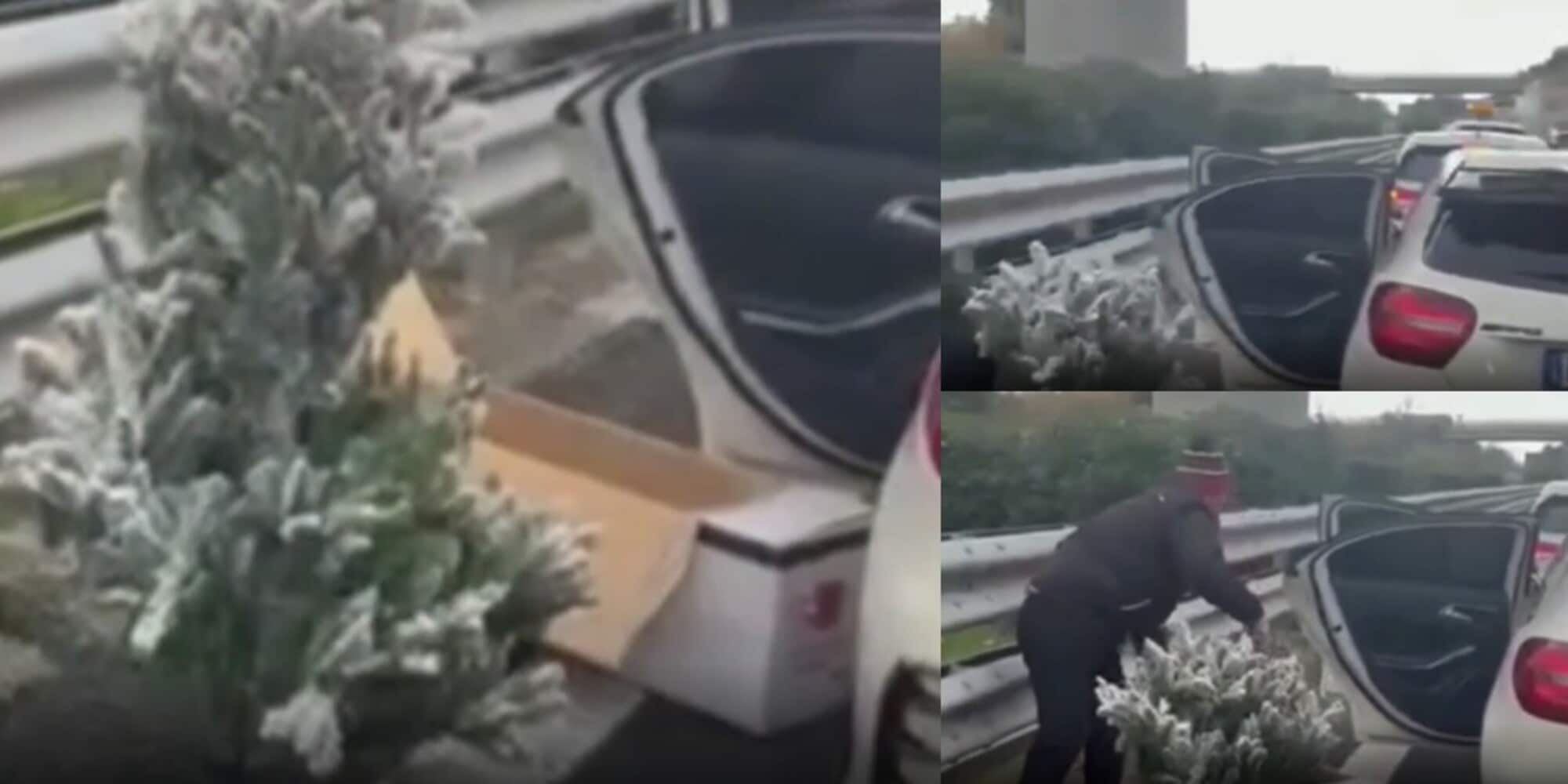 L'autostrada è bloccata: automobilista scende dall'auto e fa l'albero di Natale