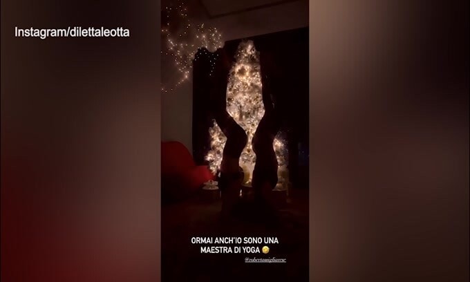 Diletta Leotta, Yoga sotto..l'albero di Natale!