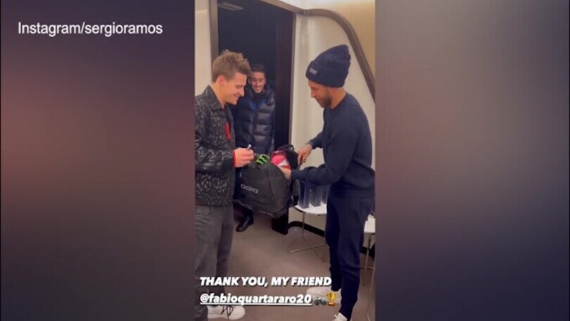 Quartararo dona il suo casco a Sergio Ramos
