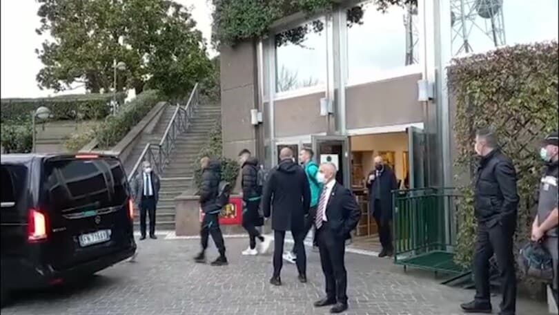 L'Inter lascia l'hotel per dirigersi all'Olimpico