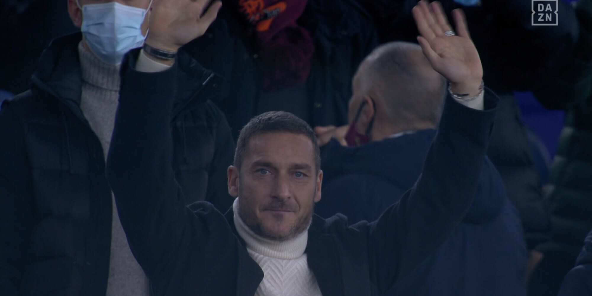 Totti, ovazione e cori all'Olimpico. Striscione della curva anche per De Rossi