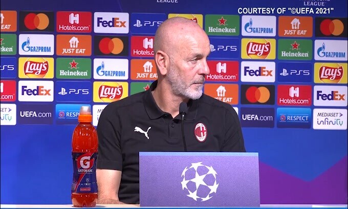 Pioli ascolta con attenzione e poi fa i complimenti al traduttore