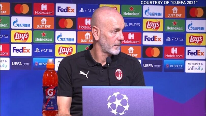 Pioli ascolta con attenzione e poi fa i complimenti al traduttore