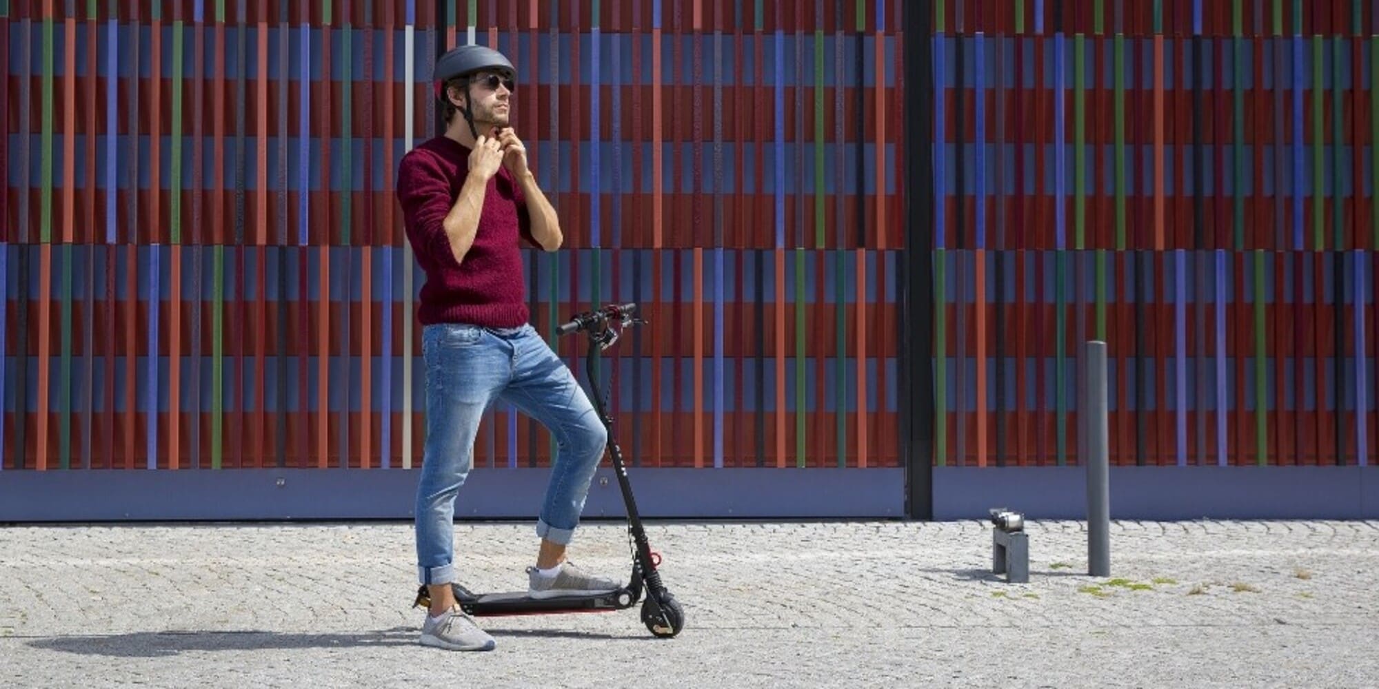 Casco sui monopattini: a Firenze è obbligatorio, nel 2022 (forse) a Roma