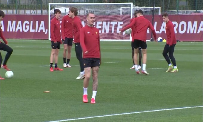 Nel gelo di Trigoria Mourinho osserva l'allenamento
