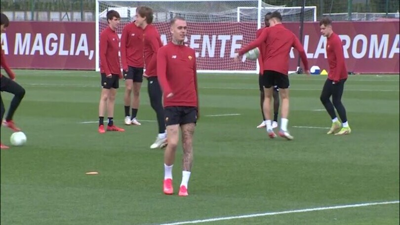 Nel gelo di Trigoria Mourinho osserva l'allenamento