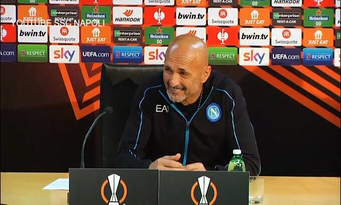 Spalletti scherza con il traduttore: "Fai una sintesi"