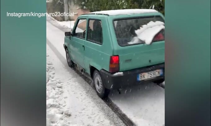 Vidal si diverte sulla neve: "La Panda non fallisce"