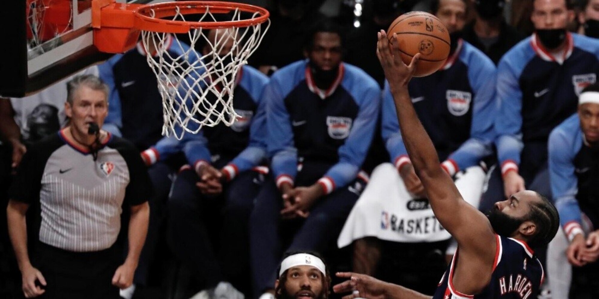 Nba, Harden omaggiato e sconfitto a Houston