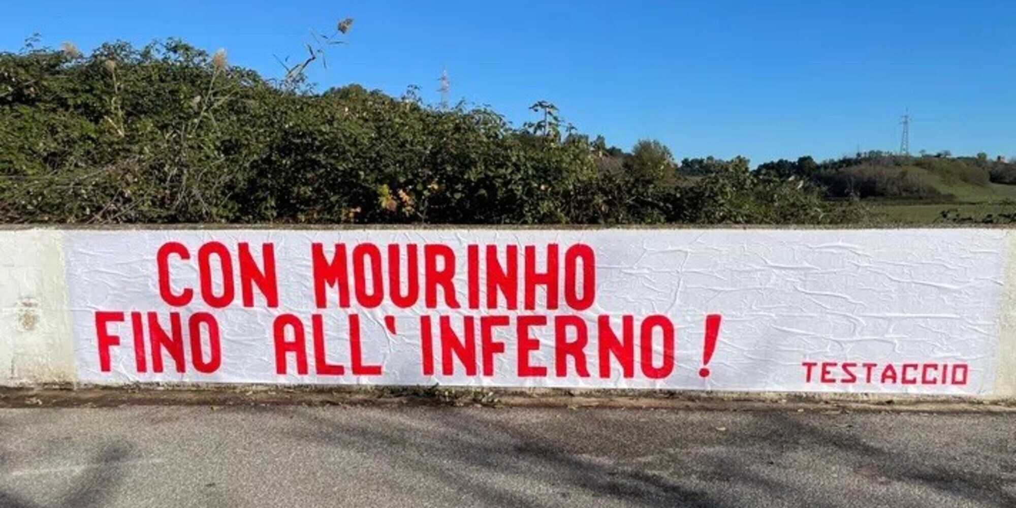 Roma, striscione a Trigoria: "Con Mourinho fino all'inferno"