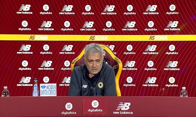 Mourinho scherza coi giornalisti: "Siete venuti alle 10 del mattino"