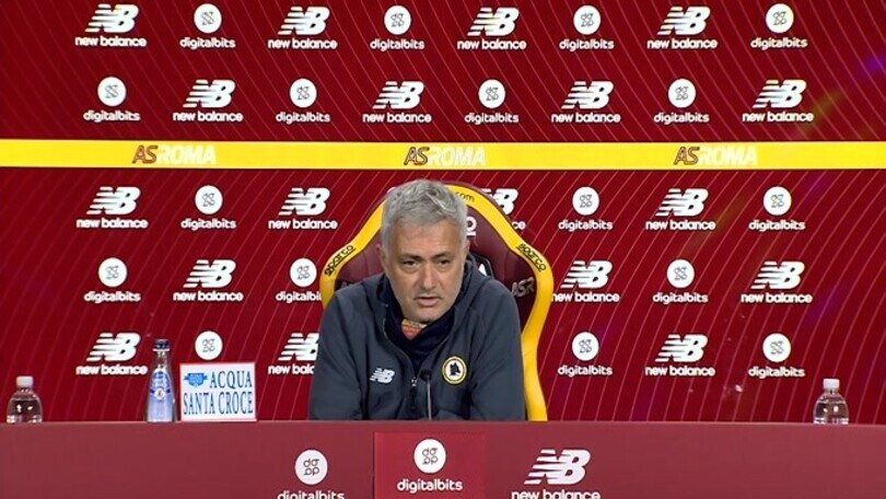 Mourinho scherza coi giornalisti: "Siete venuti alle 10 del mattino"