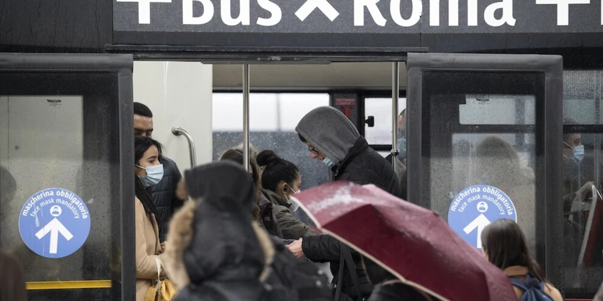 Sul bus armato e col Green Pass di un'altra persona: denunciato